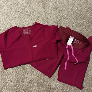 FIGS SCRUBS - DARK MAGENTA